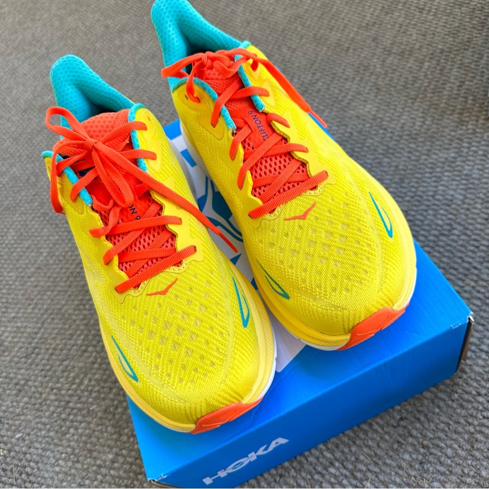 🚨New/Unworn HOKA Clifton 9 Men’s size 10 in Passion Fruit/ Maize color